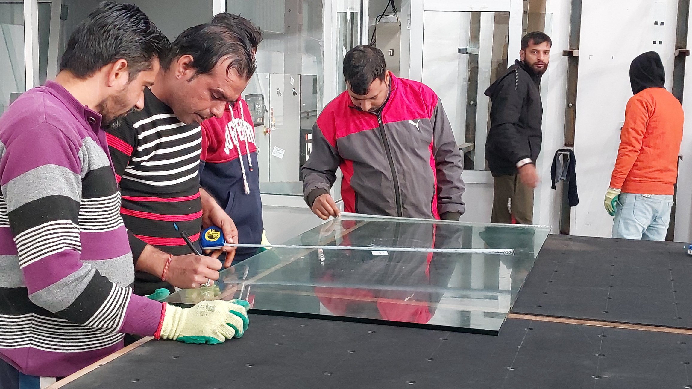प्रदेश सरकार के सहयोग से बसाल में स्थापित हुआ टफंड ग्लास उद्योग, लगभग 40 लोगों को मिला रोजगार